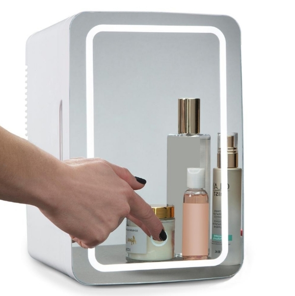 LAST ONE! LED LIGHTED MINI FRIDGE 6L - Picture 1 of 10